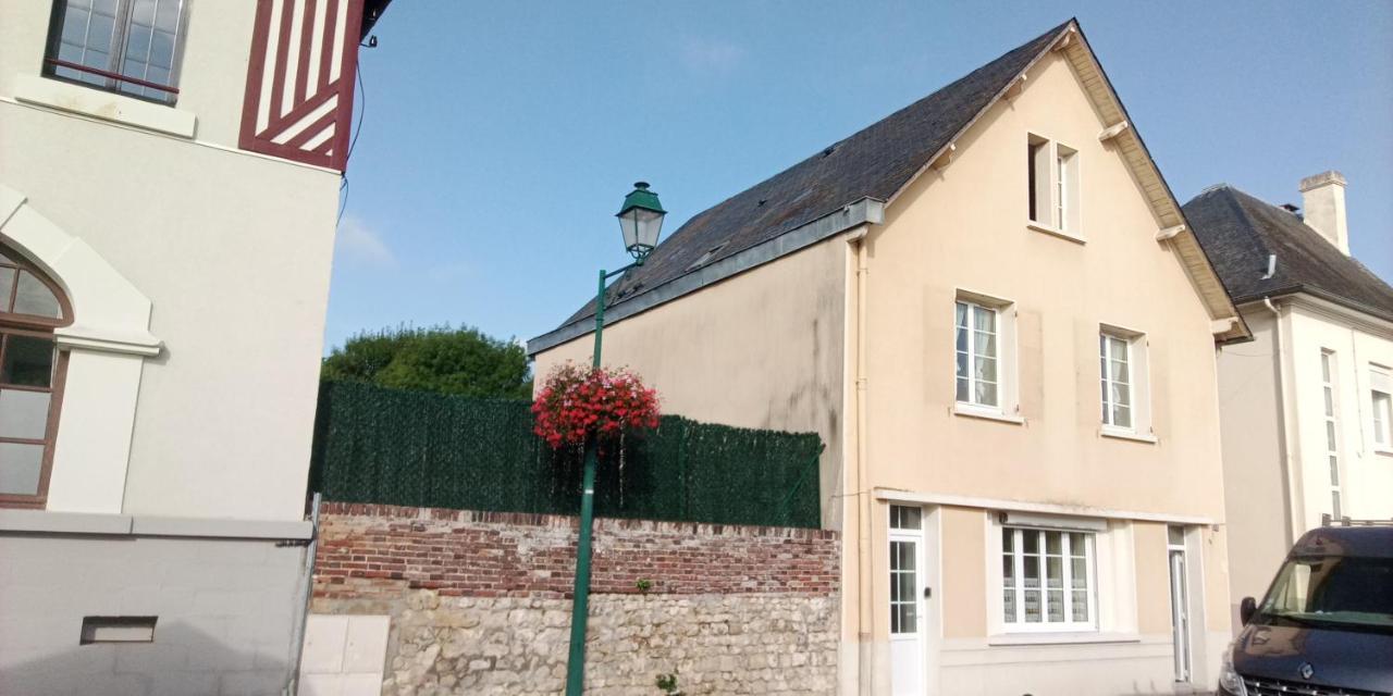 Le Plain Pied Sur Place Le Mêle-sur-Sarthe Buitenkant foto